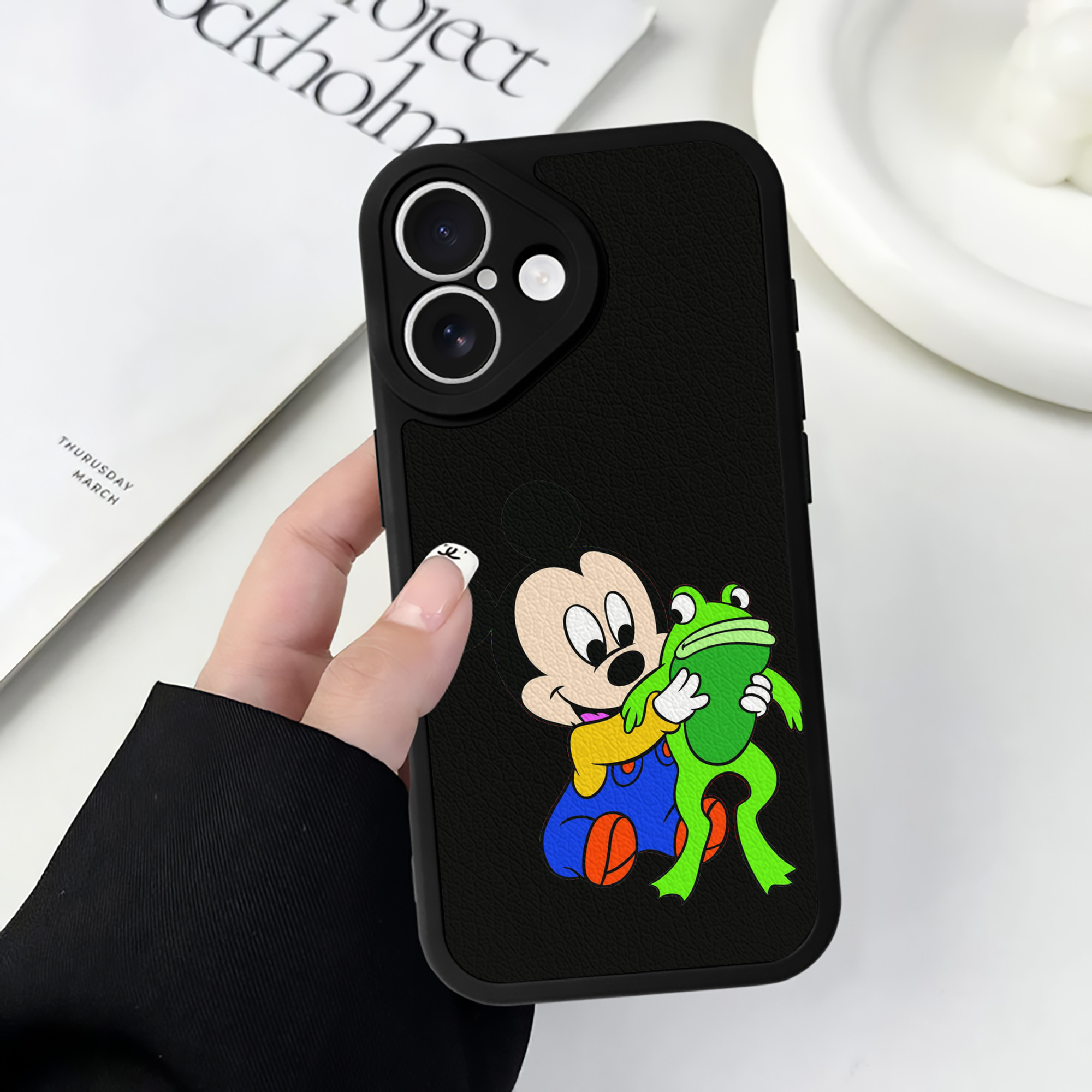 （画像用） ミッキーマウス Mickey Mouse 【iPhone 16シリーズ対応】シリコンスマホケース（レザー調） 材質：シリコン